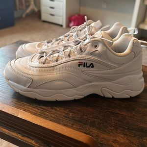 Like new Fila disarray sneakers woman size 8